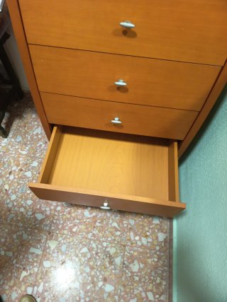 Cómoda de madera con 5 cajones
