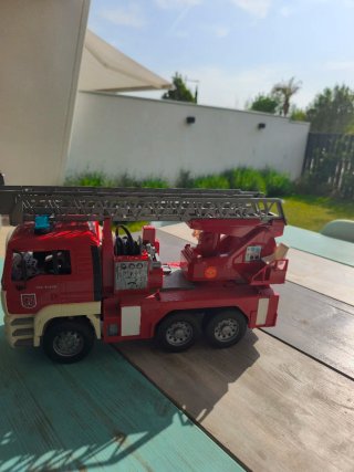Camión de bomberos de juguete rojo