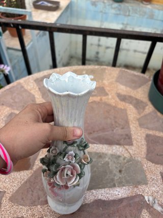 Jarrón de cerámica con flores