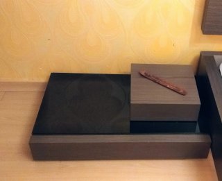 Base de cama con cabecero y mesitas