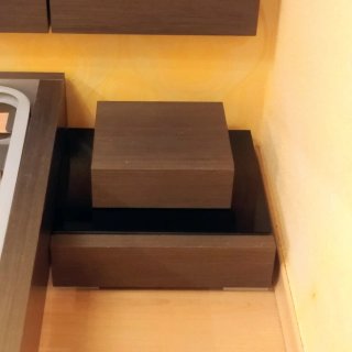 Base de cama con cabecero y mesitas