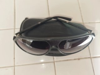 Occhiali da sole neri e marroni