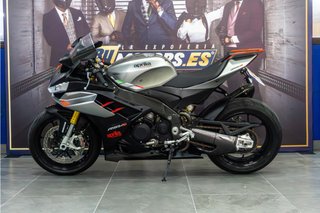 APRILIA RSV4 **POCOS KM**LINEA AKRAPOVIC**CARBONO**