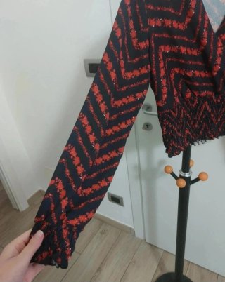 Maglia scollo V fantasia zig-zag rossa nera M