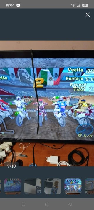 PlayStation 2 con controller di gioco e alimentatore