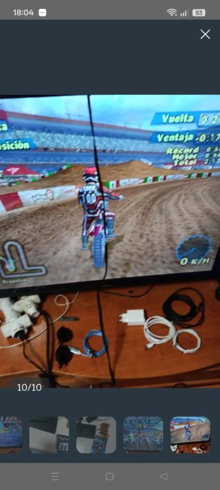 PlayStation 2 con controller di gioco e alimentatore