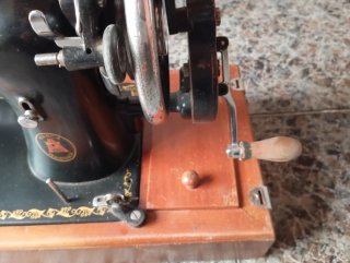 Máquina de coser Alfa antigua