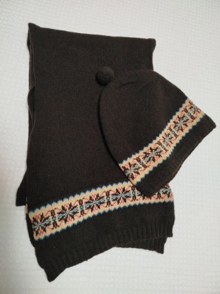 Lote bufanda y gorro marrón con estampado