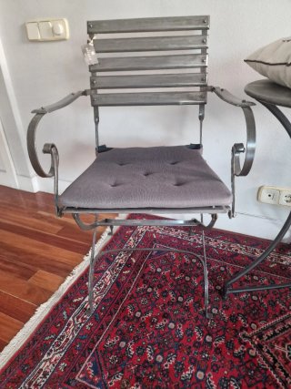 Mesa redonda metal y 3 sillas jardín para interior