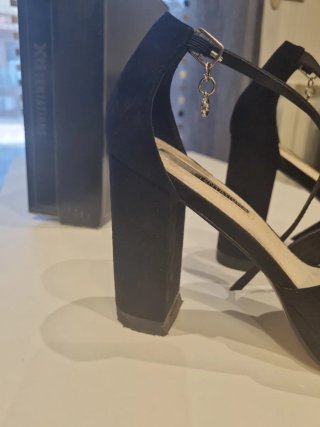 Sandalias Xti tacón negras plataforma