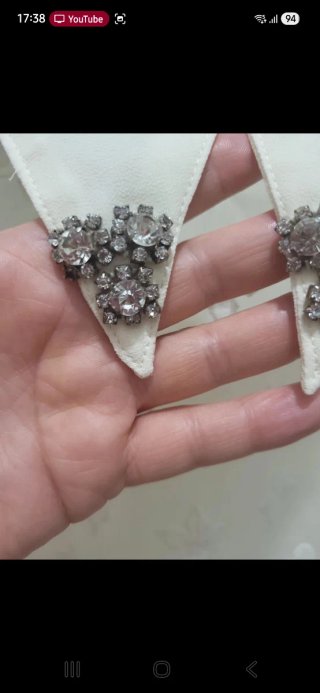 Blusa de encaje beige y blanca