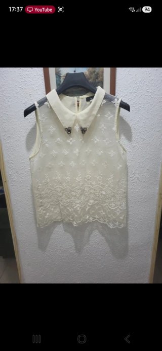 Blusa de encaje beige y blanca