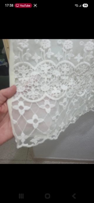 Blusa de encaje beige y blanca