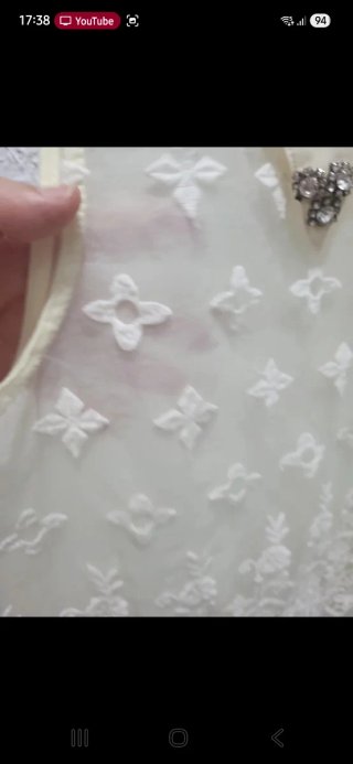 Blusa de encaje beige y blanca