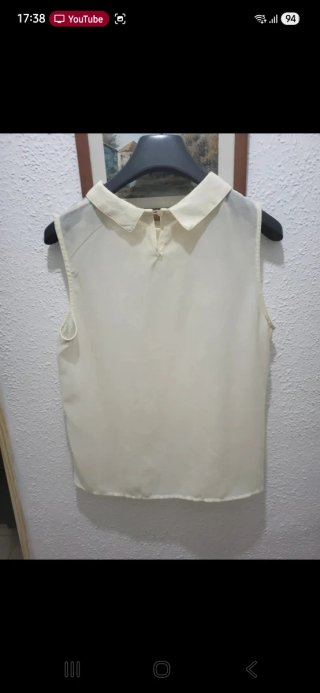 Blusa de encaje beige y blanca