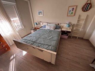 URGENTE: Cama con mesitas integradas