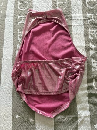 Top rosa brillante espalda abierta
