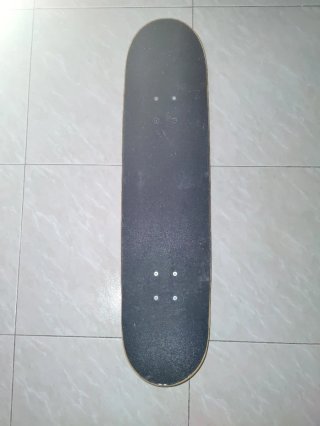 Monopatín OXELO con diseño de lobo