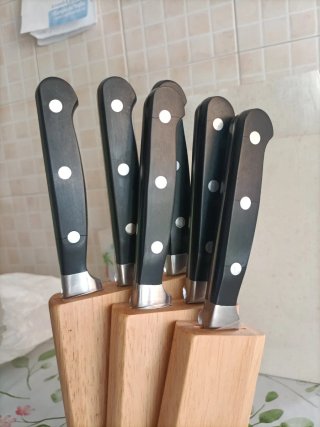 Ceppo in legno con 6 coltelli INOXPRAN by Prama