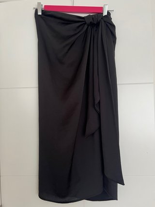 Falda negra larga con lazada
