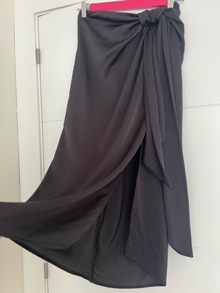 Falda negra larga con lazada