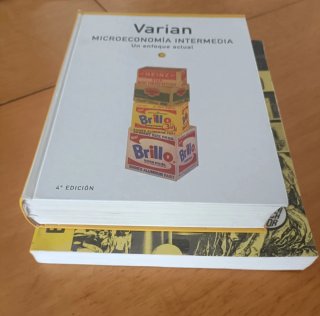 Dos libros de microeconomía intermedia.