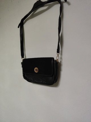 Bolso negro acolchado