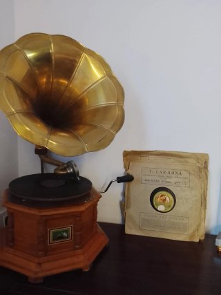 Gramófono antiguo y 7 discos