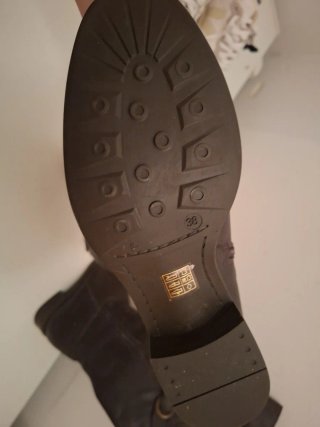 Botas de cuero marrones con hebillas