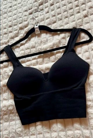 Top deportivo negro escote V