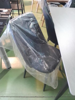 Mesa comedor gris y 4 sillas negras