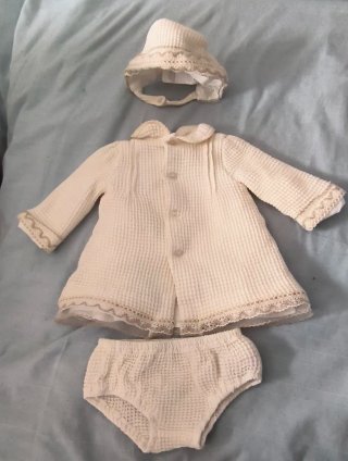 Conjunto bebé: abrigo, gorro y braguita