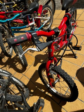 Bicicleta infantil roja
