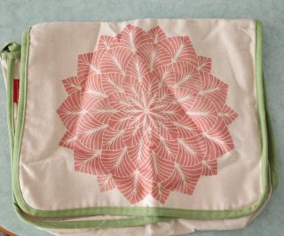 Bolso bandolera con diseño floral