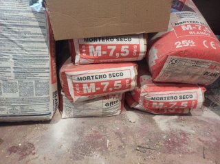 Baldosa cerámica y restos de obra