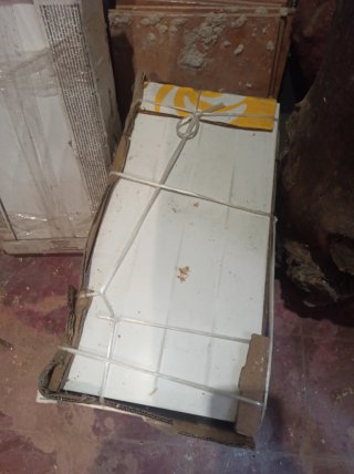 Baldosa cerámica y restos de obra