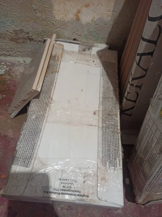 Baldosa cerámica y restos de obra