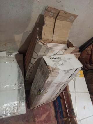 Baldosa cerámica y restos de obra