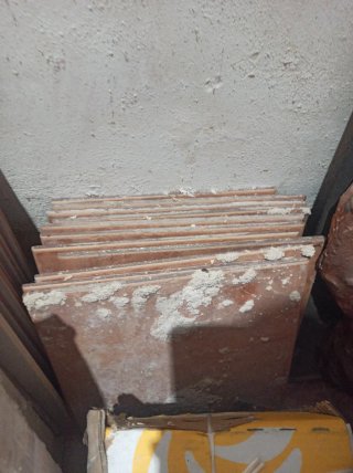 Baldosa cerámica y restos de obra