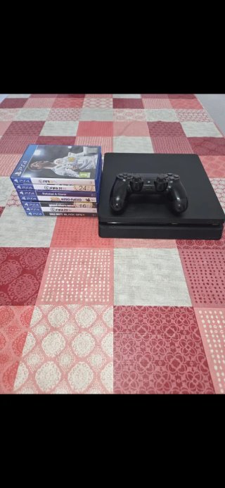 Consola PS4 Negra + 5 Juegos