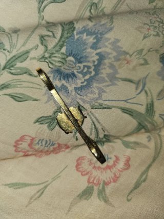 Pisacorbatas con corona y escudo