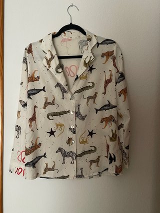 Camisa con estampado de animales