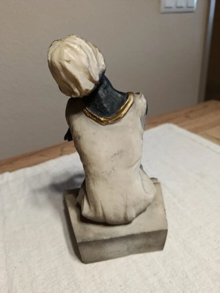 Figura cerámica pensativa mujer