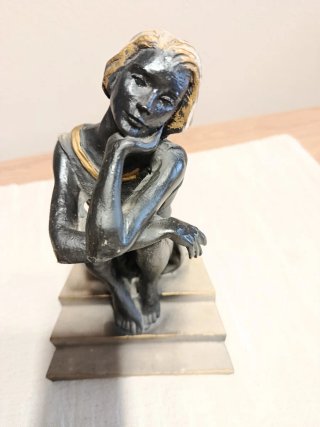 Figura cerámica pensativa mujer