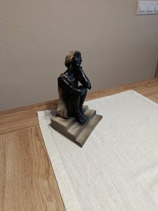 Figura cerámica pensativa mujer