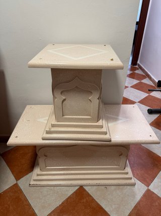 Mueble decorativo de piedra beige