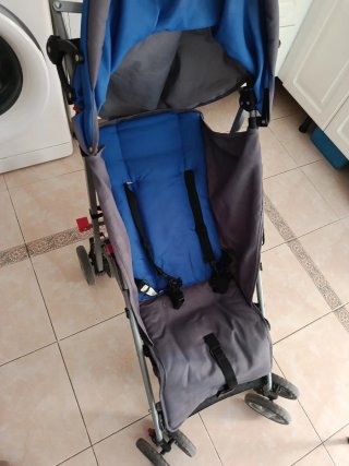 Silla de paseo plegable azul y gris