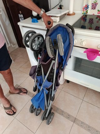 Silla de paseo plegable azul y gris