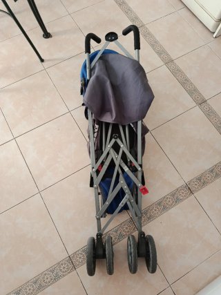 Silla de paseo plegable azul y gris