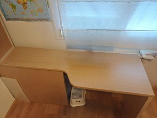 Mesa escritorio y estantería